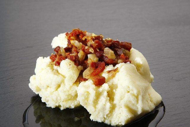 Nastavovanou bramborovou kaši můžete vylepšit troškou osmahnuté slaniny | foto:  pixabay.com