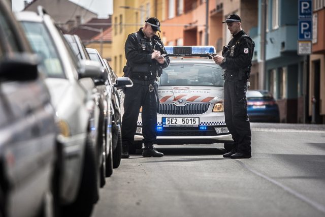 Pardubičtí strážníci kontrolují historii přestupců on-line na tabletu | foto:  Městská policie Pardubice