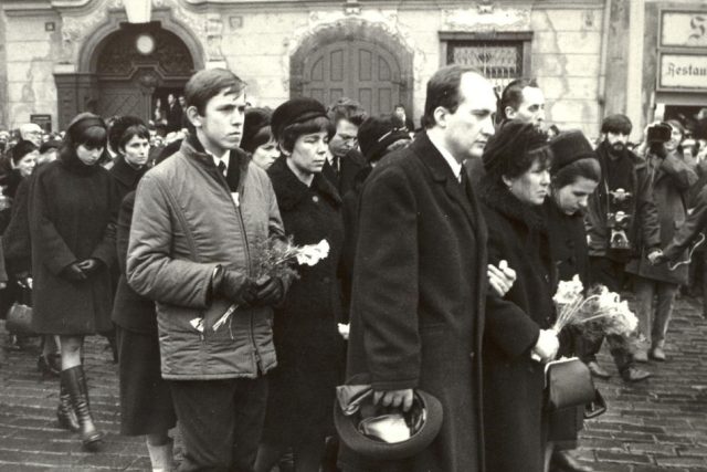 Jiří Palach  (vpředu) podpírá svoji matku Libuši Palachovou v čele pohřebního průvodu 25. 1. 1969 | foto: Post Bellum