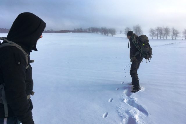 Ochránci přírody učili dobrovolníky číst stopy ve sněhu | foto: Lucie Valášková