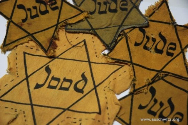 Žluté Davidovy hvězdy s nápisem &quot;Žid&quot; - tak označovali nacisté Židy především v okupovaných zemích západní Evropy | foto: Státní muzeum Osvětim