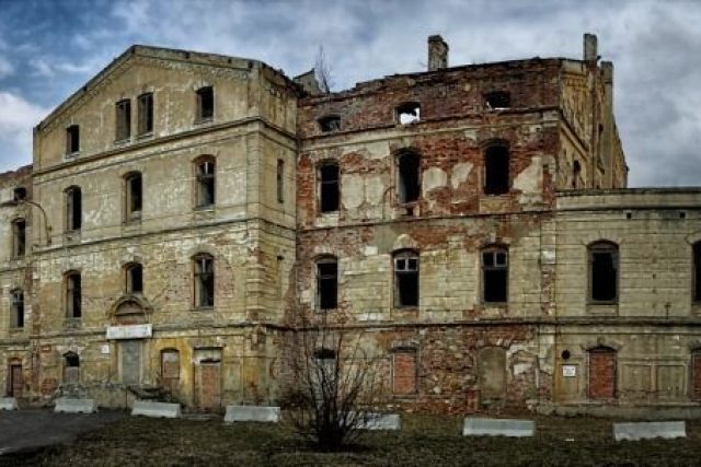 Zchátralá budova bývalého nádraží v Duchcově | foto: Roman Jirků
