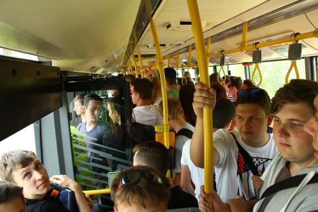 Studenti testují obsaditelnost tramvají a autobusů | foto:  Ropid