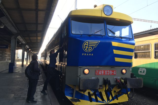 Modrožlutá lokomotiva na Švestkové dráze - lovosické nádraží | foto: Lucie Valášková
