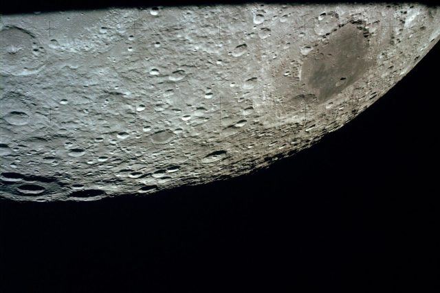 Pohled na Měsíc z lodě mise Apollo 13 | foto:  NASA