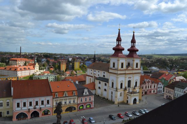 Pohled z věže na kostel na náměstí v Kadani | foto: Lenka Šobová,  Český rozhlas