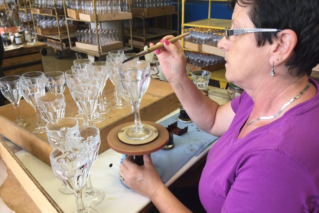 Sklárna ve Strání musela kvůli viru přerušit výrobu | foto: Karolína Wernerová,  Český rozhlas