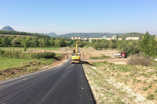 Silnice,  která zkrátila cestu mezi Bílinou a Kostomlaty,  je v provozu od roku 2017 | foto: Gabriela Hauptvogelová,  Český rozhlas