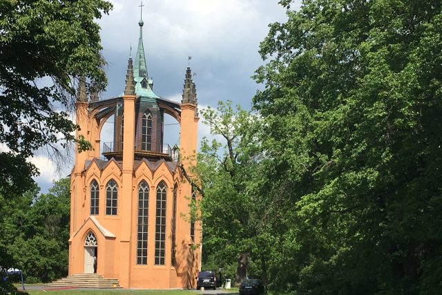 Novogotický templ v zahradě zámku Krásný Dvůr | foto: Lucie Valášková