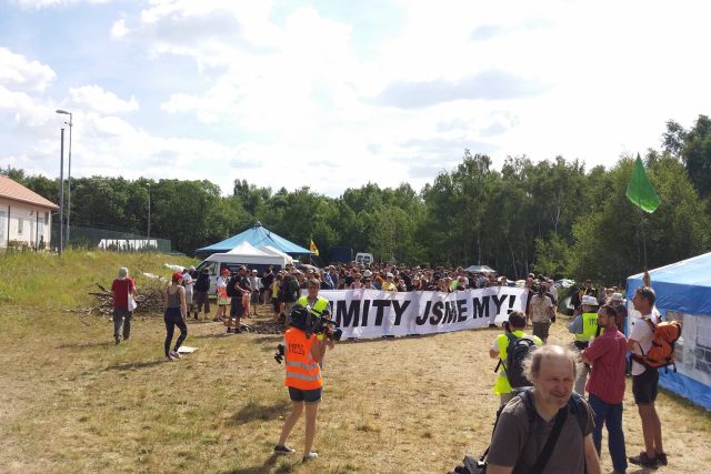 Aktivisté protestovali na dole Bílina proti těžbě uhlí | foto: Jan Bachorík,  Český rozhlas