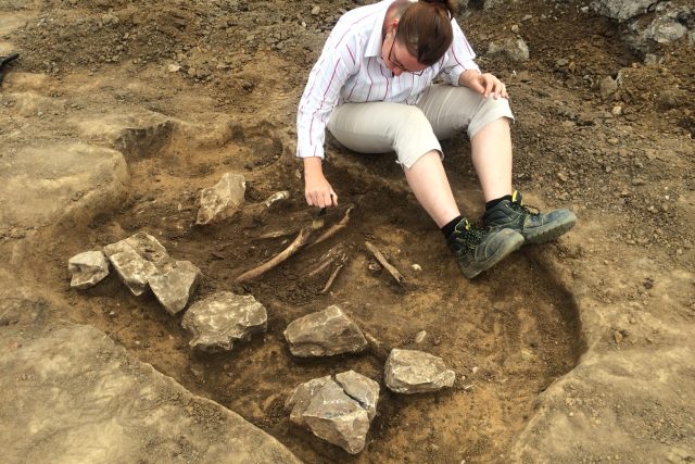 4500 let staré hroby odkrývají archeologové na Mostecku | foto: Jan  Beneš