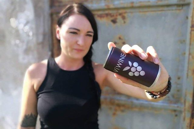 Česká firma začíná vyrábět víno v plechovkách,  cílí hlavně na mladé lidi. | foto: Alžběta Nečasová