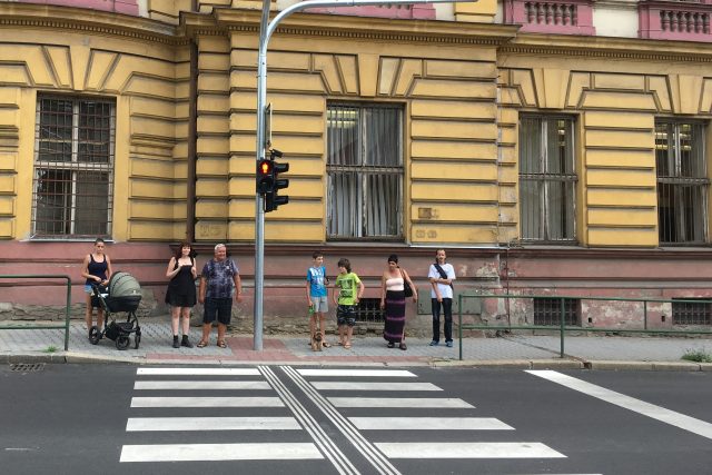 Nové semafory v litoměřické ulici Na Valech fungují bez zvukového signálu pro nevidomé | foto: Lucie Valášková