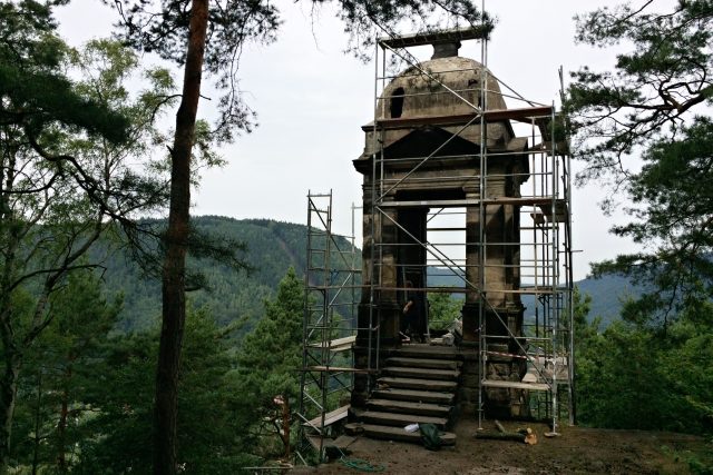 Kamenná vyhlídka Labská stráž na vrchu Kvádrberk prochází rekonstrukcí | foto: Daniela Pilařová,  Český rozhlas