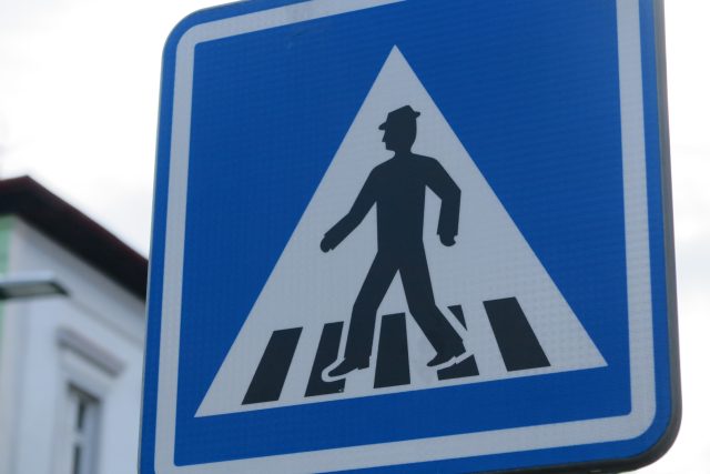 Dopravní značka upozorňující řidiče na přechod pro chodce | foto: Jaroslava Mannová
