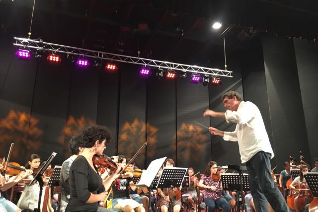 Turecká národní filharmonie mládeže pod vedením uznávaného dirigenta Cema Mansura | foto: Lucie Valášková