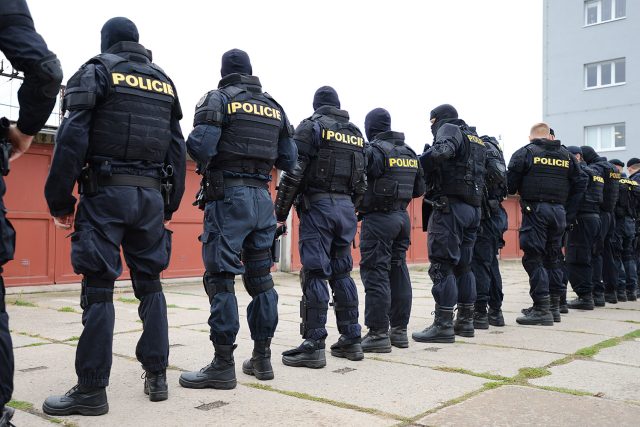 Policisté se při nástupu mimo jiné musí ujistit,  že nemají nabité zbraně | foto: Honza Ptáček,  Český rozhlas