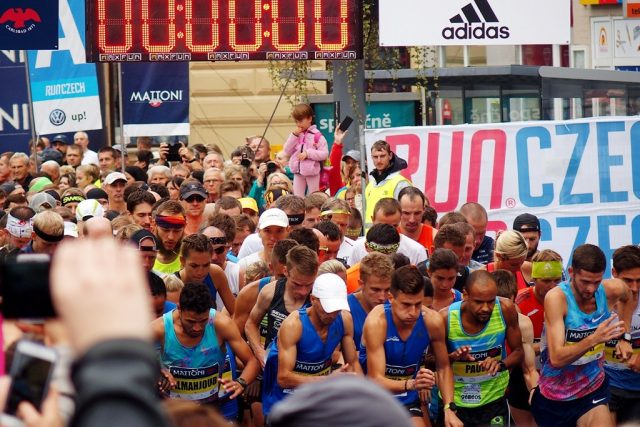Na start ústeckého půlmaratonu se postavilo 3 700 lidí | foto: David Kalvas,  Český rozhlas