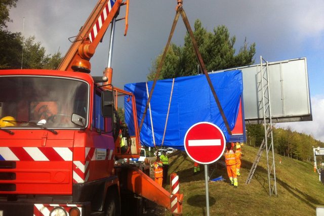 Odstraňování billboardů u D1  (archivní foto) | foto: Filip Titlbach