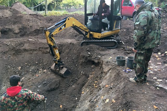 Archeologové objevili tři nevybuchlé dělostřelecké granáty při výzkumu na mosteckém Šibeníku | foto: Jan  Beneš