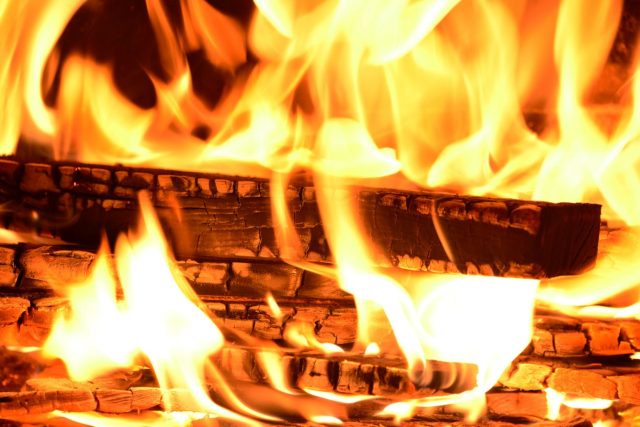 Příčinou požáru v průmyslovém objektu v Hejnické ulici bylo vznícení hořlavého materiálu na výrobní lince. | foto:  pixabay.com
