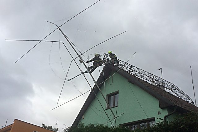 Hasiči museli v Teplicích sundavat ze střechy větrem poškozenou anténu | foto: Gabriela Hauptvogelová,  Český rozhlas