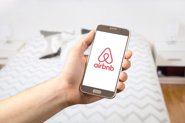 Platforma Airbnb ohlásila globální zákaz večírků už v srpnu 2020. I přesto provádí důslednější kontroly hostů v období svátků  (ilustrační snímek) | foto: Pixabay