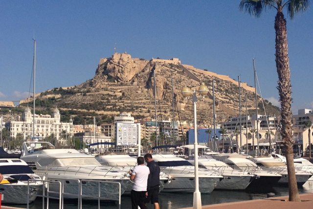 K pevnosti je možné vyšplhat pěšky nebo zvolit pohodlnou cestu výtahem,  který vyveze návštěvníky z Alicante až nahoru | foto: Jakub Lucký,  Český rozhlas