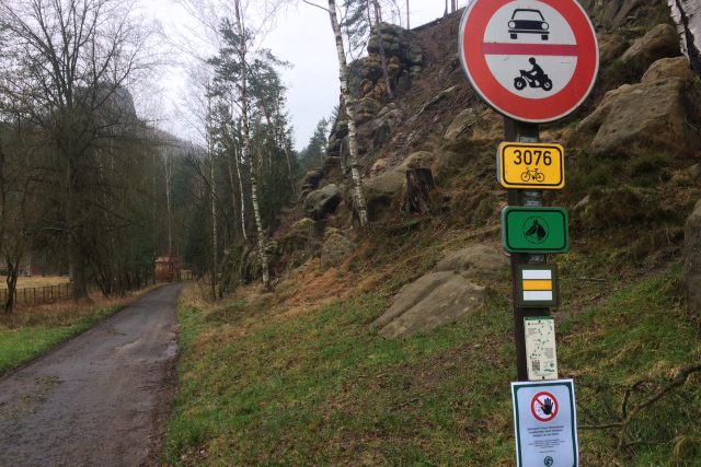 Celude s upozorněním na zákaz vstupu do národního parku k 1. prosinci zmiely | foto: Daniela Pilařová,  Český rozhlas