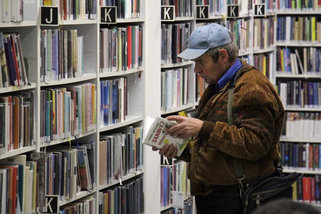 Čtenář v knihovně  (ilustr. obr.) | foto: Miroslav Tichák