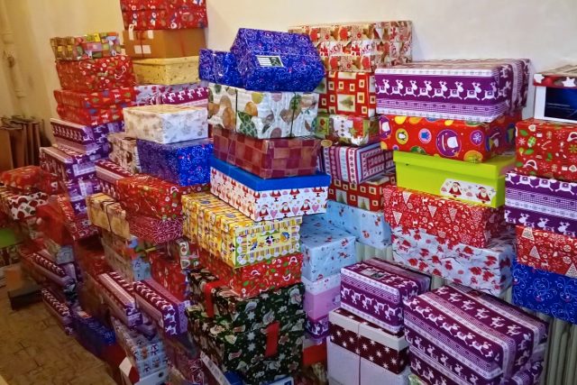 Přes 300 krabic s vánočními dárky pro chudé děti věnovali lidé centru Kostka v Krásné Lípě | foto: Lukáš Kuffa