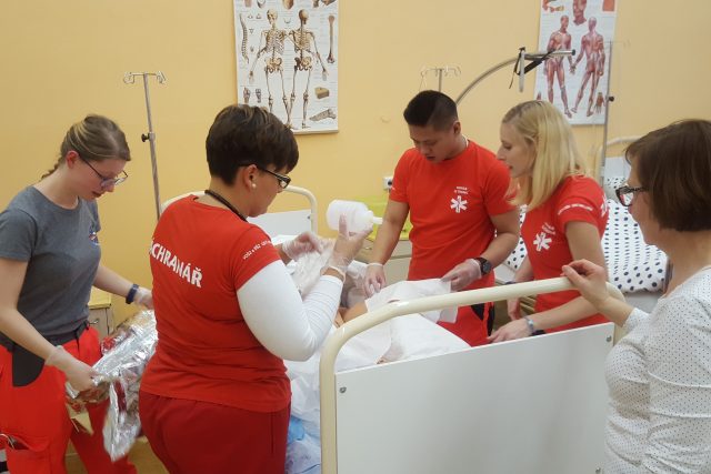 Čeští a němečtí studenti zdravotnických škol společně trénovali praktické dovednosti | foto: Tomáš Kopecký