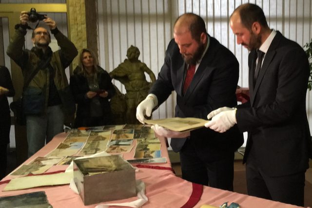 Otevírání 135 let staré schránky,  která byla nalezena pod soudní budovou v Mostě | foto: Jan  Beneš