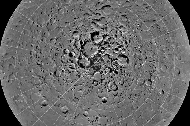 Severní pól Měsíce ze sondy NASA Lunar Reconnaisance Orbiter. Kráter Philolaus při dolním levém okraji snímku | foto:  NASA,  Licence Public domain CC0