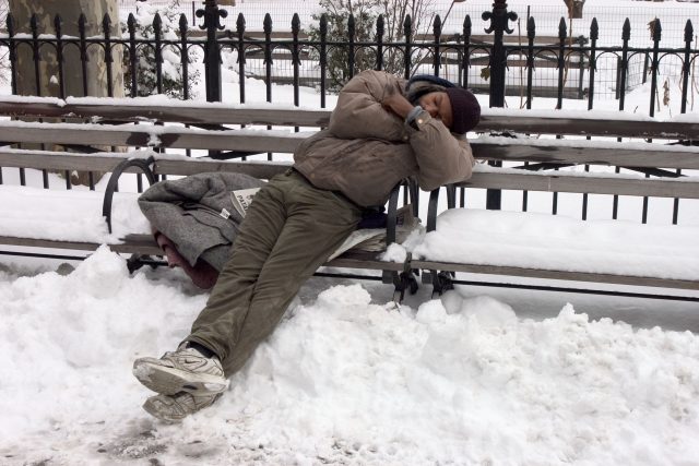 Bezdomovec v zimě na lavičce  (ilustrační foto) | foto: Fotobanka Profimedia