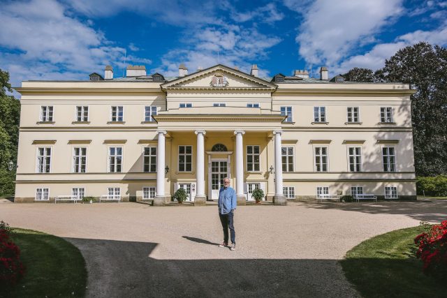 František Kinský před svým rodovým sídlem - před Novým zámkem v Kostelci nad Orlicí | foto: Jana Volková