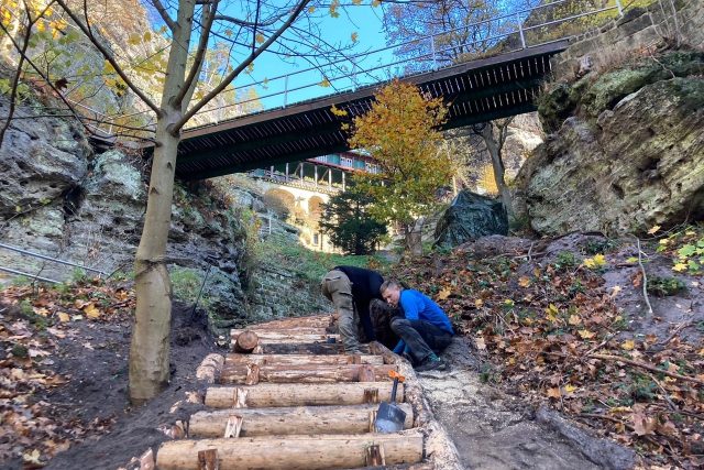 U Pravčické brány roste nové dřevěné schodiště,  které zavede návštěvníky k Sokolímu hnízdu přímou cestou | foto: Daniela Pilařová,  Český rozhlas