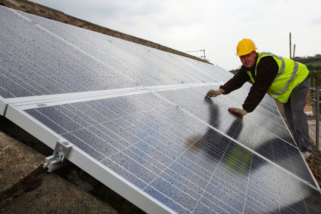 Instalace solárních panelů  (ilustr. foto) | foto: Fotobanka Profimedia