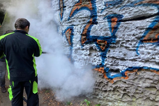 Odborníci se snaží odstranit graffiti ze skály na cestě do Edmundovy soutěsky ve Hřensku | foto: Daniela Pilařová,  Český rozhlas