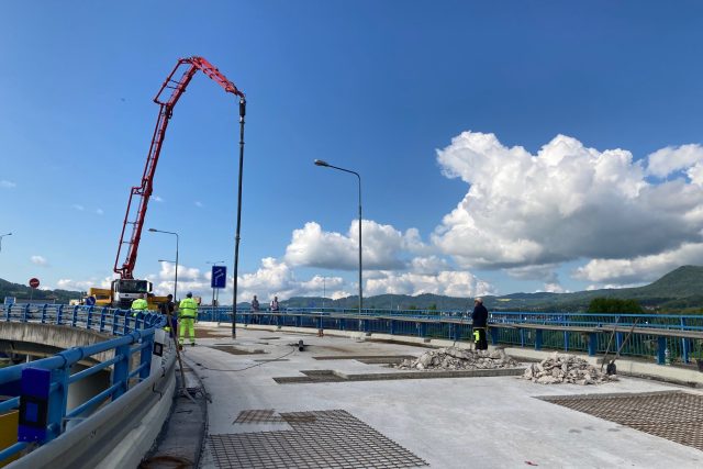 Opravy Nového mostu v Děčíně se protáhnou. Stavební firma narazila na poruchy v mostní konstrukci | foto: Daniela Pilařová,  Český rozhlas