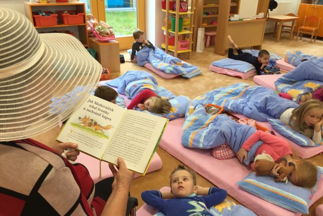 Babičky chodí dětem do školky číst pohádky  (ilustr. obr.) | foto: Lucie Fürstová