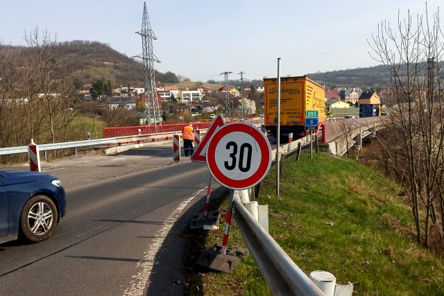 Na silnici u Teplic se vrátili dělníci,  semafory zůstanou nejspíš do července | foto: Jana Vitásková,  Český rozhlas