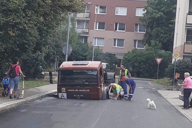 Silnice v Růžové ulici se propadla pod projíždějícím vozem  | foto: Luděk Stínil,  město Děčín
