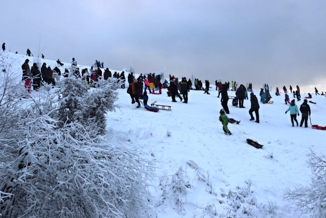 Sněžník minulý víkend opanovaly davy lidí | foto: Národní park České Švýcarsko