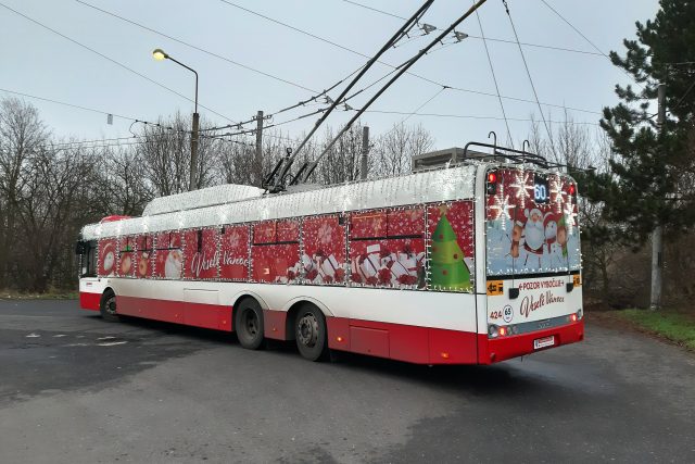 Vánočně ozdobený trolejbus jezdil po Ústí nad Labem poprvé v roce 2019 | foto: Dagmar Cestrová,  Český rozhlas