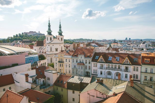 Pohled z věže Staré radnice směrem k pozdně gotickému kostelu sv. Jakuba,  v pozadí hrad Špilberk | foto: Jana Volková,  Český rozhlas