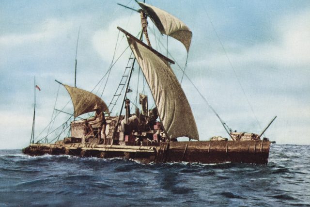 Thor Heyerdahl v roce 1947 prakticky dokázal,  že indiánští mořeplavci mohli kdysi na svých vorech doplout až do Polynésie | foto: Norská národní knihovna,  CC0 1.0