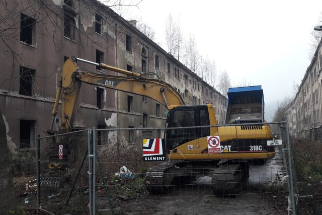 Bourání ruin domů v ulici Na Nivách v ústeckých Předlicích začalo | foto: Jan Bachorík,  Český rozhlas