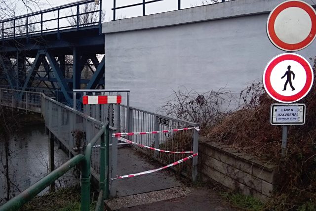 Louny,  zavřená lávka pod železničním mostem | foto: Jana Vitásková,  Český rozhlas