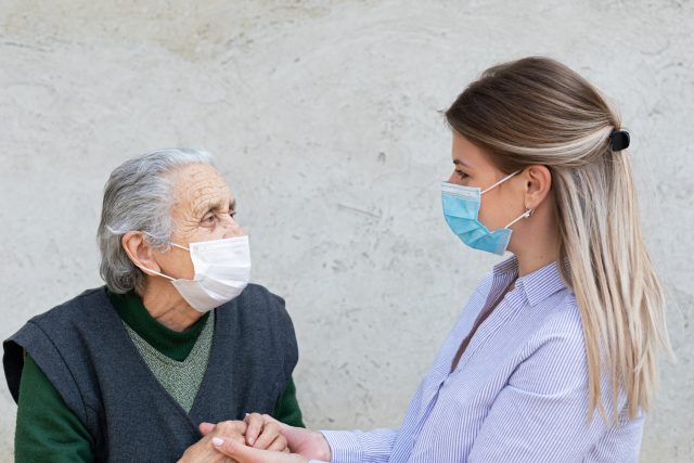 Lidé mohou navštívit své blízké v domovech pro seniory,  nemocnicích nebo léčebnách dlouhodobě nemocných  (ilustrační foto) | foto: Fotobanka Profimedia